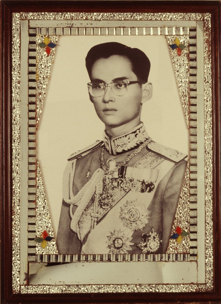 Inramat porträtt av kung Bhumibol Adulyadej (s/v foto) av Unbekannt