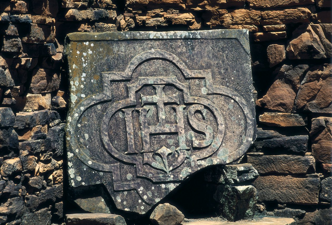 Fransk-makonisk symbol och initialer av Kristus graverade på en sten, platsen för jesuiternas uppdrag i San Ignacio Mini i Argentina, etablerad 1611 (sten) av Unbekannt