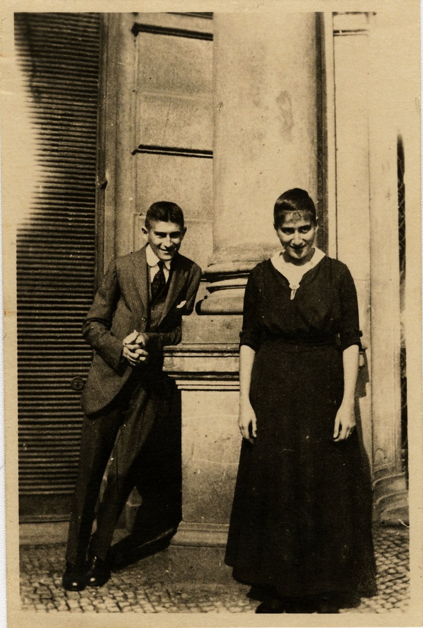 Franz Kafka med sin syster Ottla före Oppelt House i Prag av Unbekannt