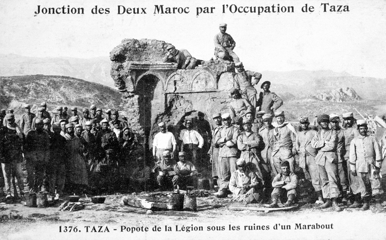 Franska främlingslegionen vid några Marabout-ruiner, Taza, Marocko, 1904 av Unbekannt