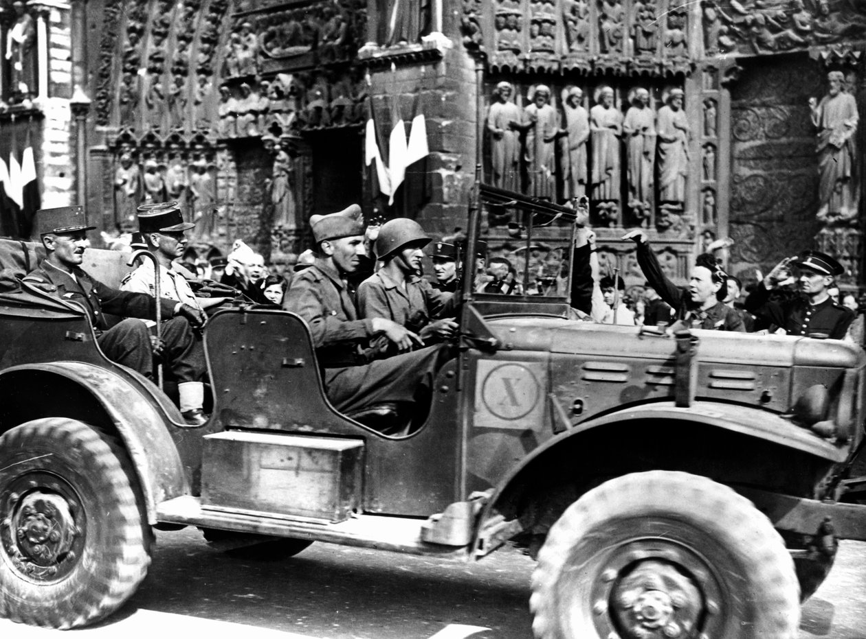 Franske generalen Philippe Leclerc utanför Notre Dame, befrielsen av Paris, augusti 1944 av Unbekannt
