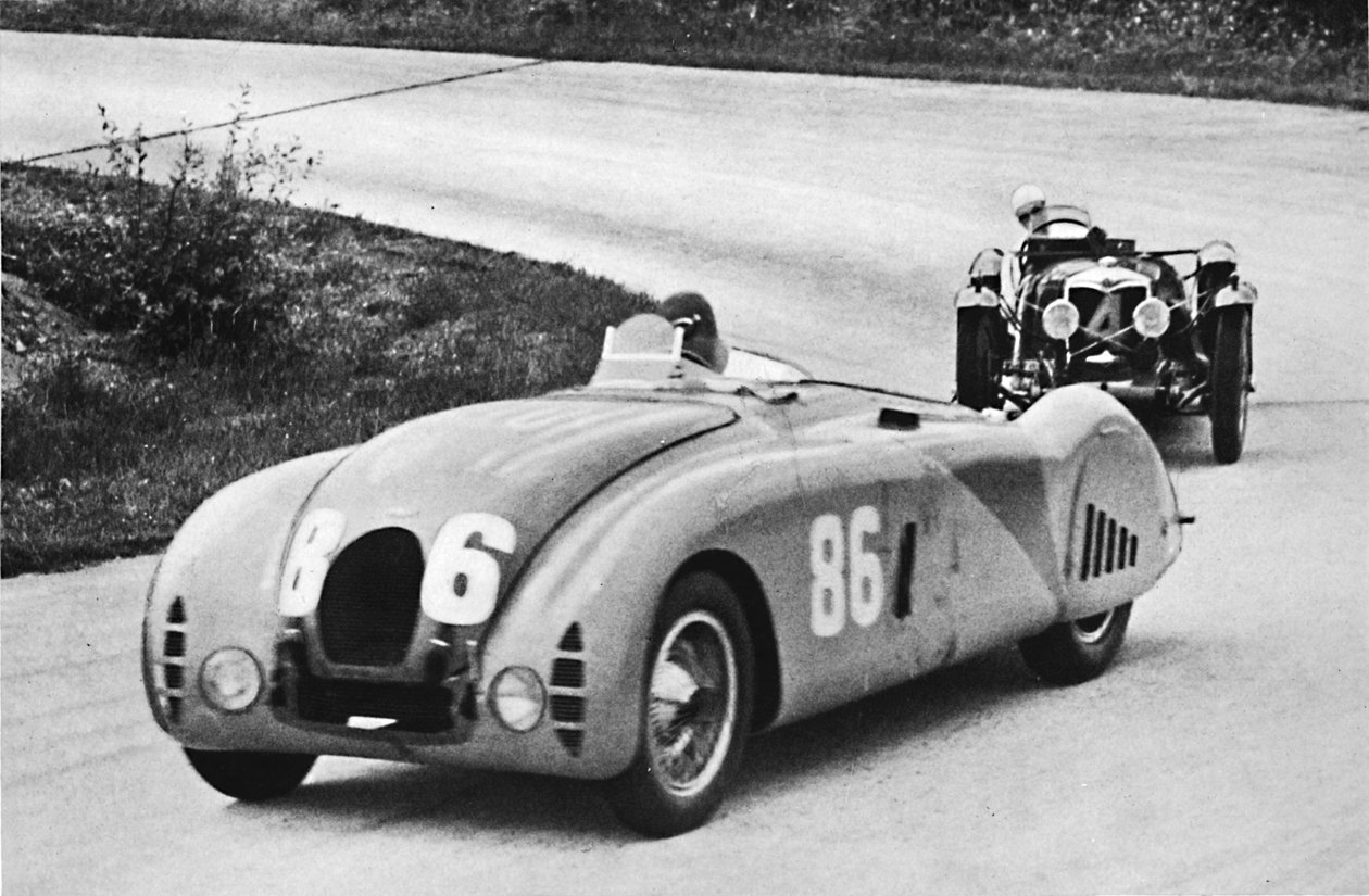 Franska Grand Prix, 1936: En ny strömlinjeformad Bugatti, följt av en Riley, 1936, 1937 av Unbekannt