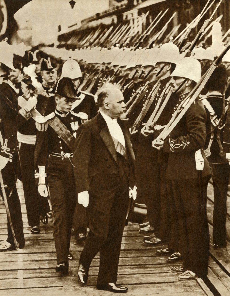 Frankrikes president Raymond Poincaré med Edward, Prince of Wales, i Portsmouth, juni 1913, 1935. av Unbekannt