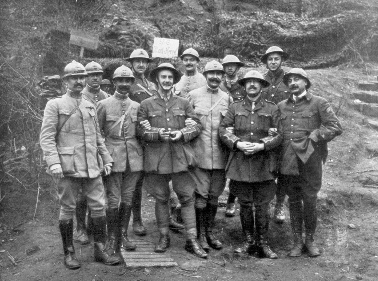 Franska och engelska officerare vid berget Kemmel nära Ypres, Belgien, april 1918 av Unbekannt