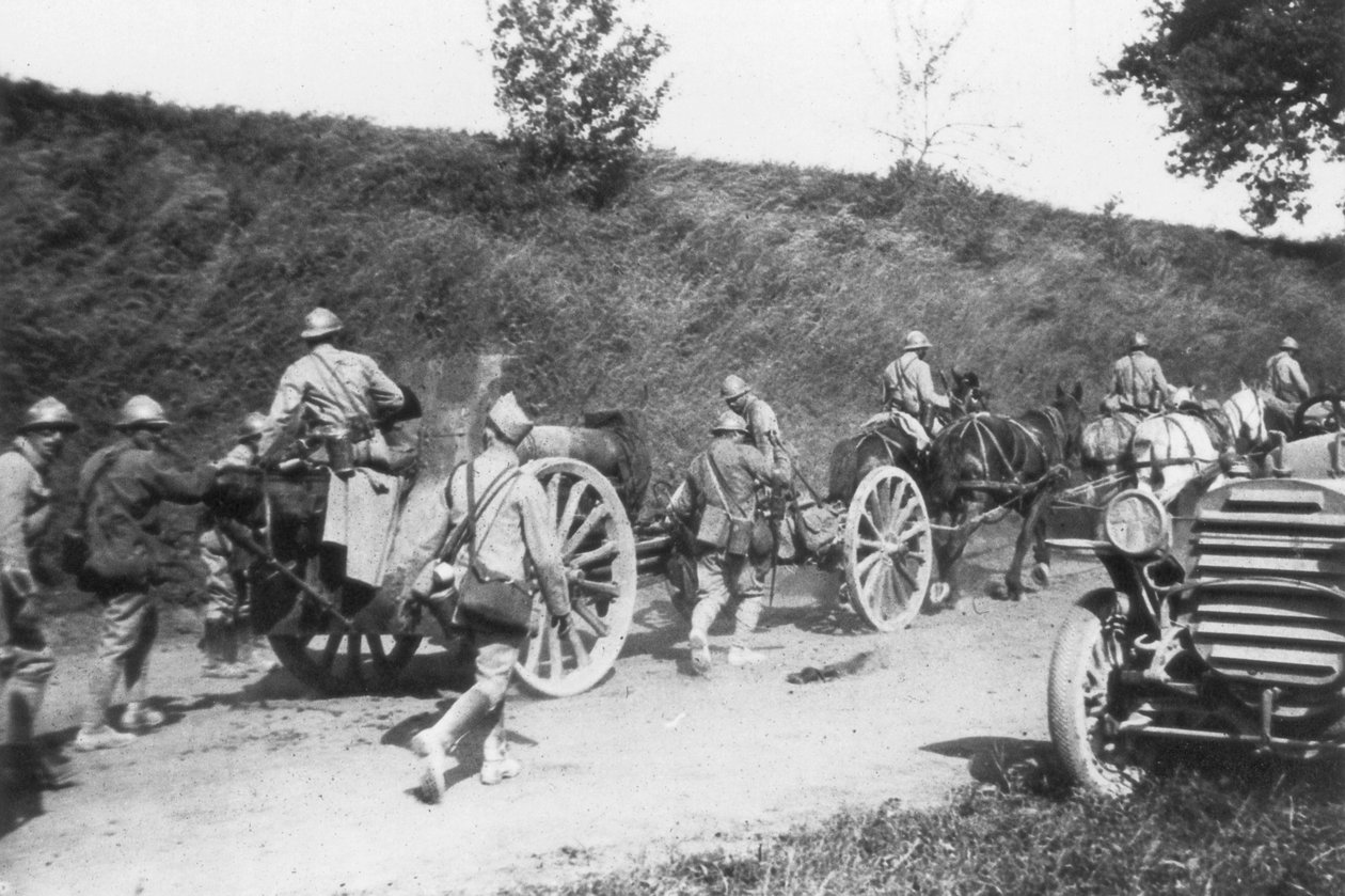 Franskt artilleribatteri på väg, Chemin des Dames, Frankrike, 1918 av Unbekannt
