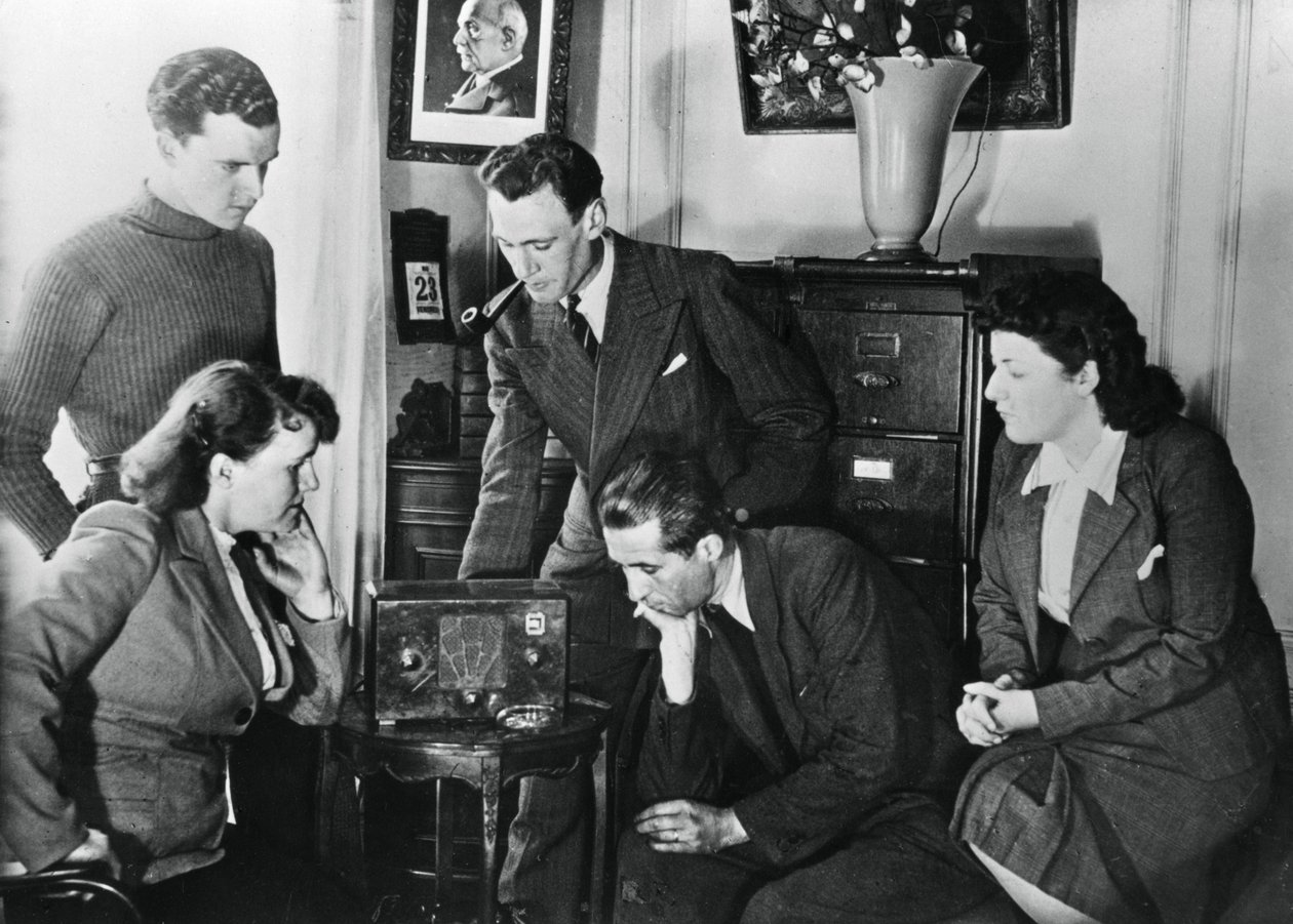 Franska medborgare lyssnar på en sändning av Vichys vice premiärminister amiral Darlan, 23 maj 1941 av Unbekannt