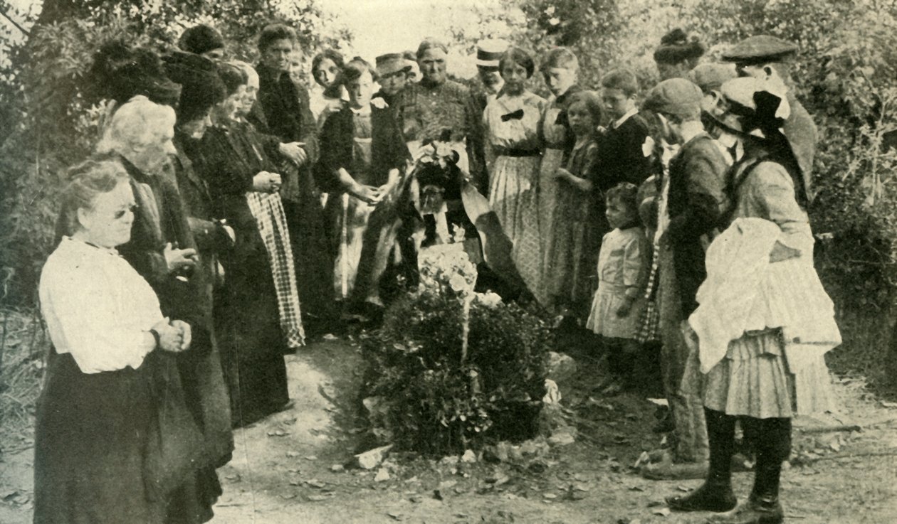 Franska civila vid en soldats grav, 1914, c1920. av Unbekannt