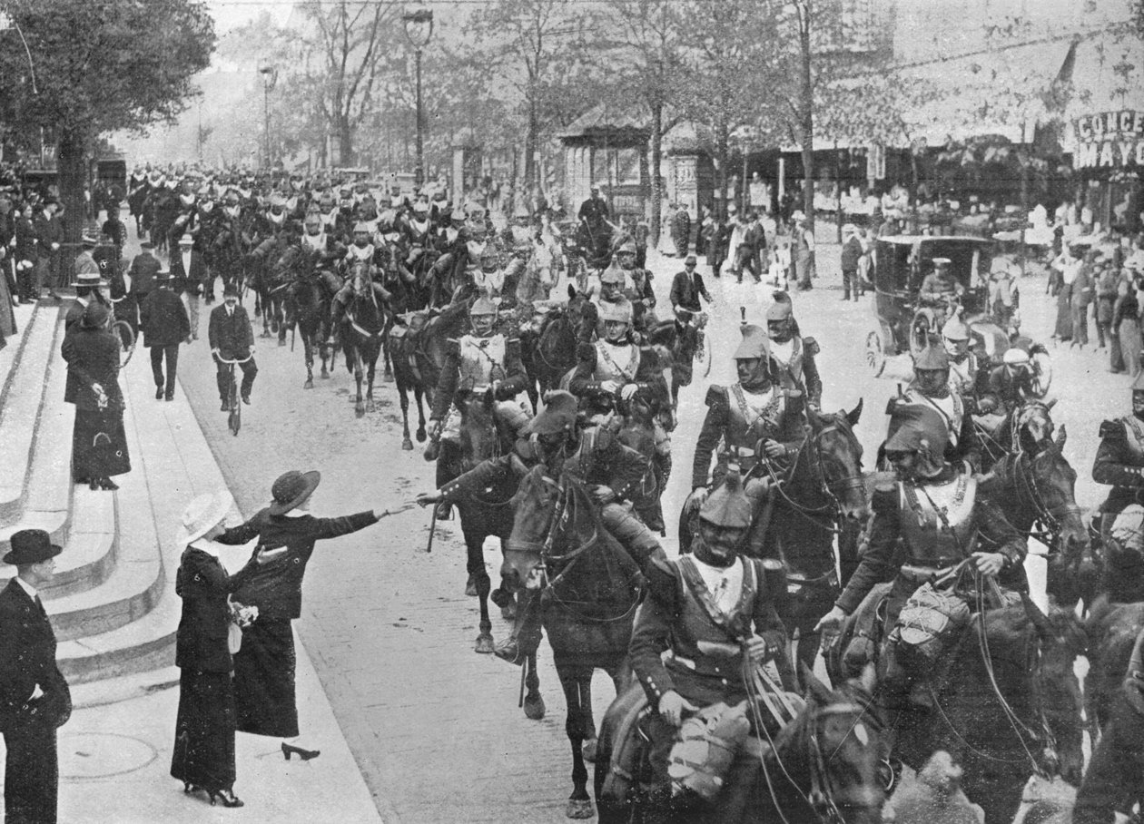 Franska kurassirar som rider genom Paris gator på väg mot fronten, 1914 av Unbekannt