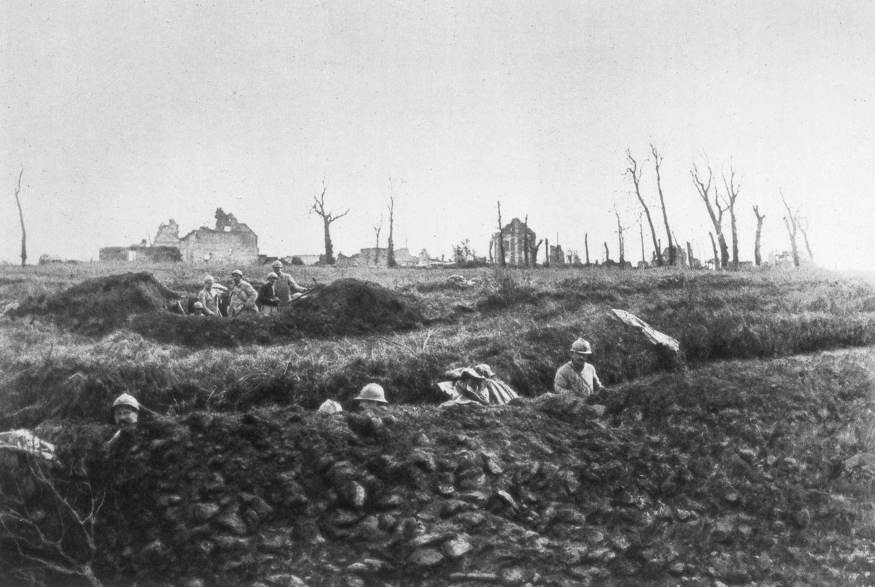 Franskt infanteri etablerar reservpositioner framför en ruinerad gård, Picardie, Frankrike, 1918 av Unbekannt