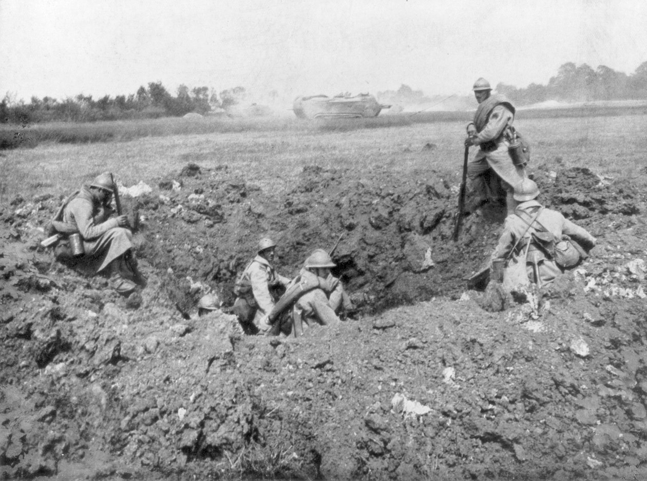 Franskt infanteri vilar i ett granathål, Chemin des Dames, Frankrike, 11 juni 1918 av Unbekannt