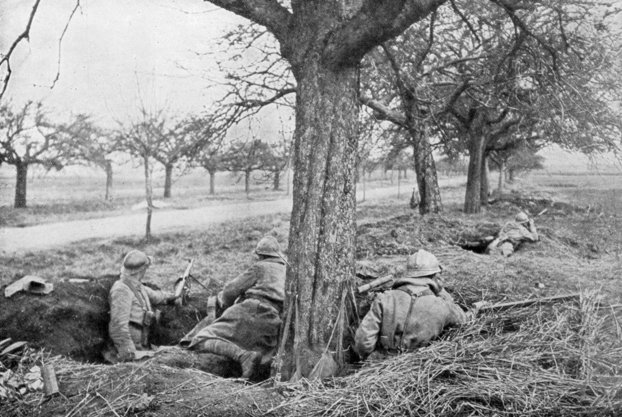 Franska maskingevärsskyttar grävde in i kanten av en väg, under äppelträd, 1918 av Unbekannt