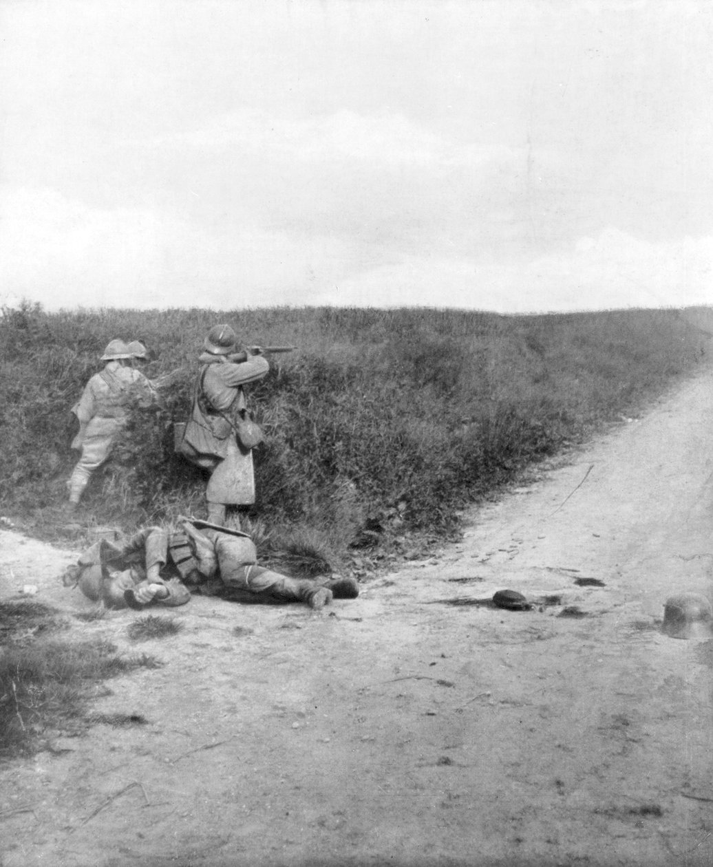 Franska maskingevärsskyttar som sopar en väg, Courcelles, sydost om Montdidier, Frankrike, 9 juni 1918 av Unbekannt