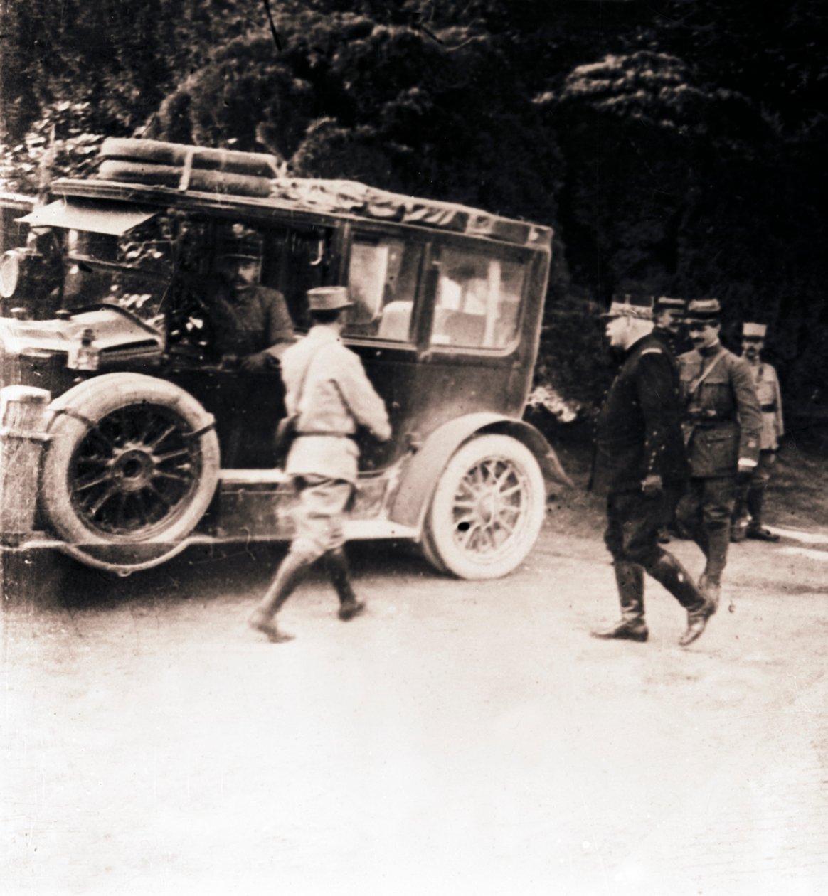 Franska officerare och fordon, c1914-c1918. av Unbekannt