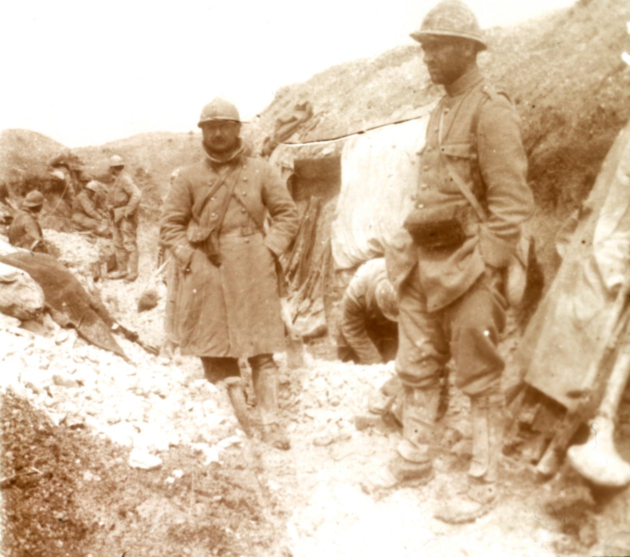 Franska soldater vid en tillfångatagen tysk skyttegrav, c1914-c1918 av Unbekannt