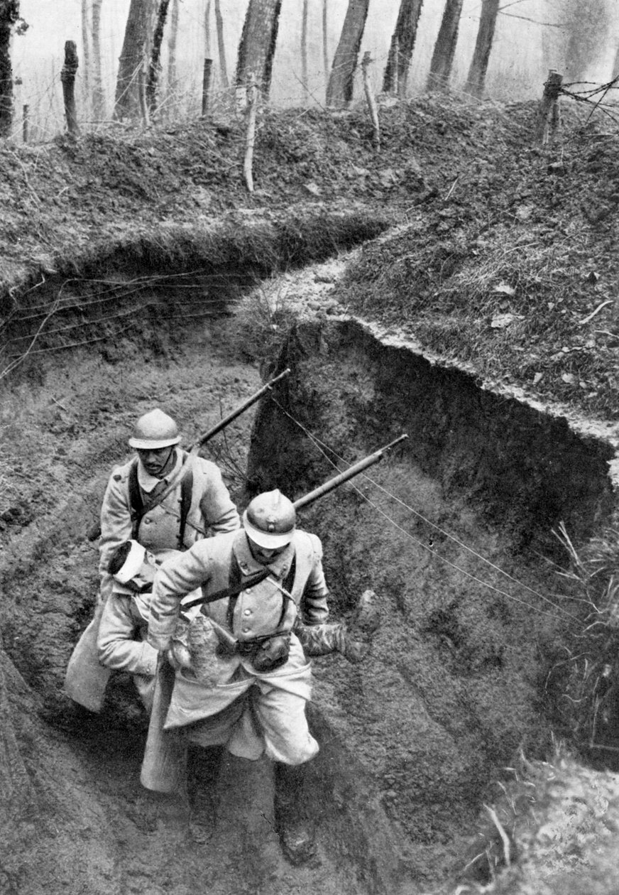 Franska soldater som bär en skadad följeslagare från fronten, första världskriget, 1917, c1920 av Unbekannt