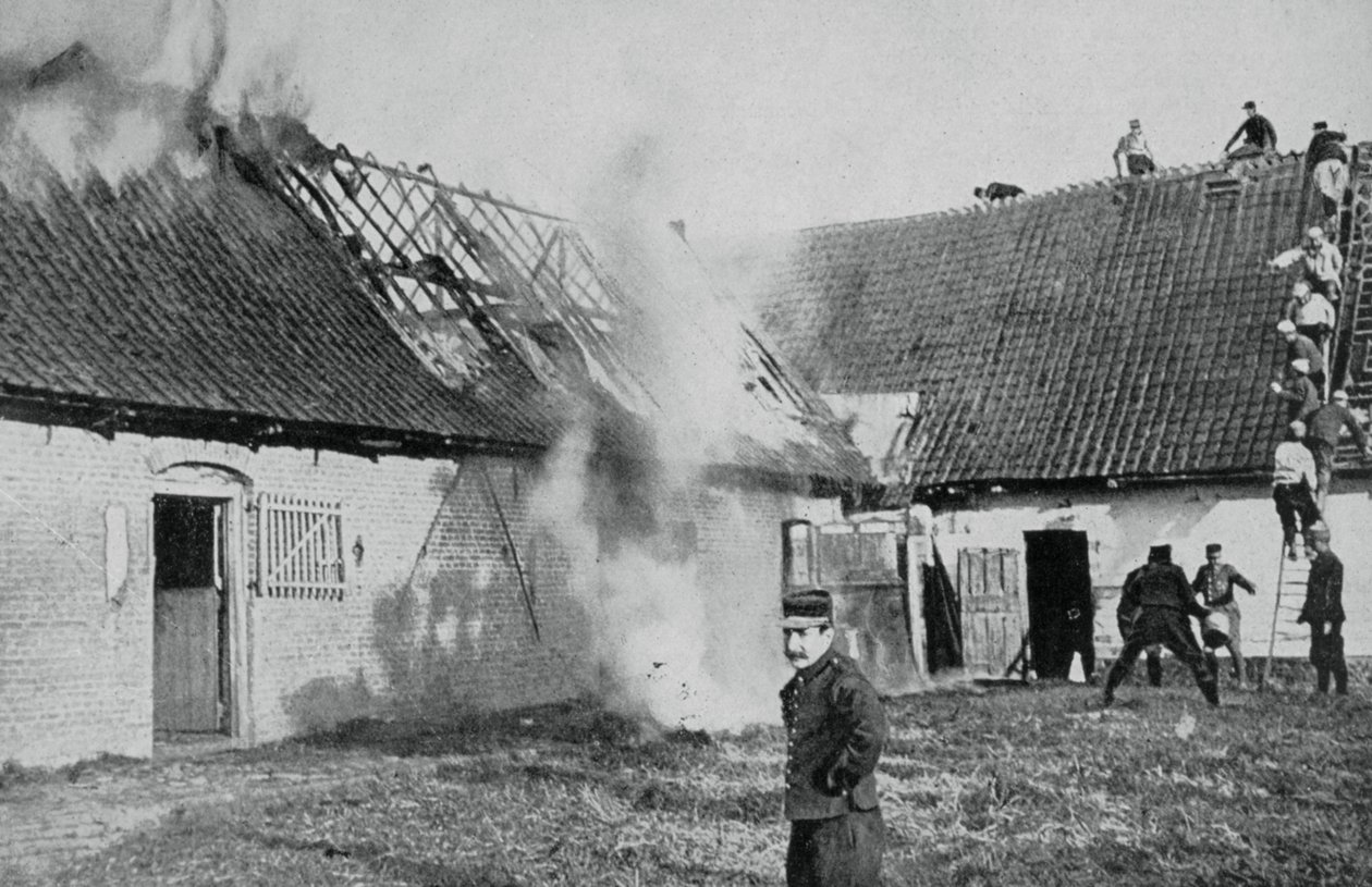 Franska soldater bekämpar en brand som startade av tyska brandbomber, Artois, första världskriget, 1915 av Unbekannt