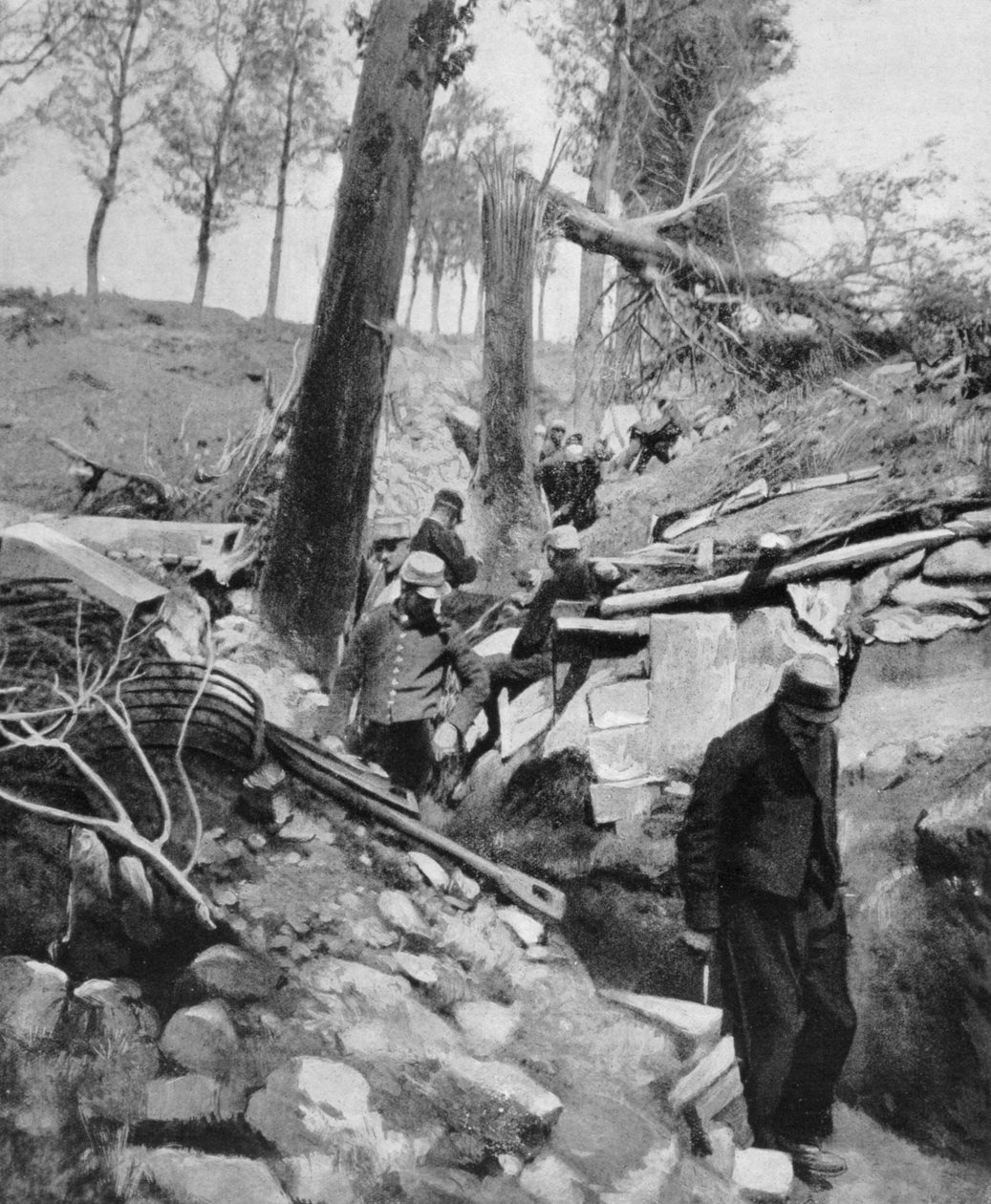 Franska soldater går genom ett skyttegrav efter ett tungt tyskt bombardement, första världskriget, 1915 av Unbekannt