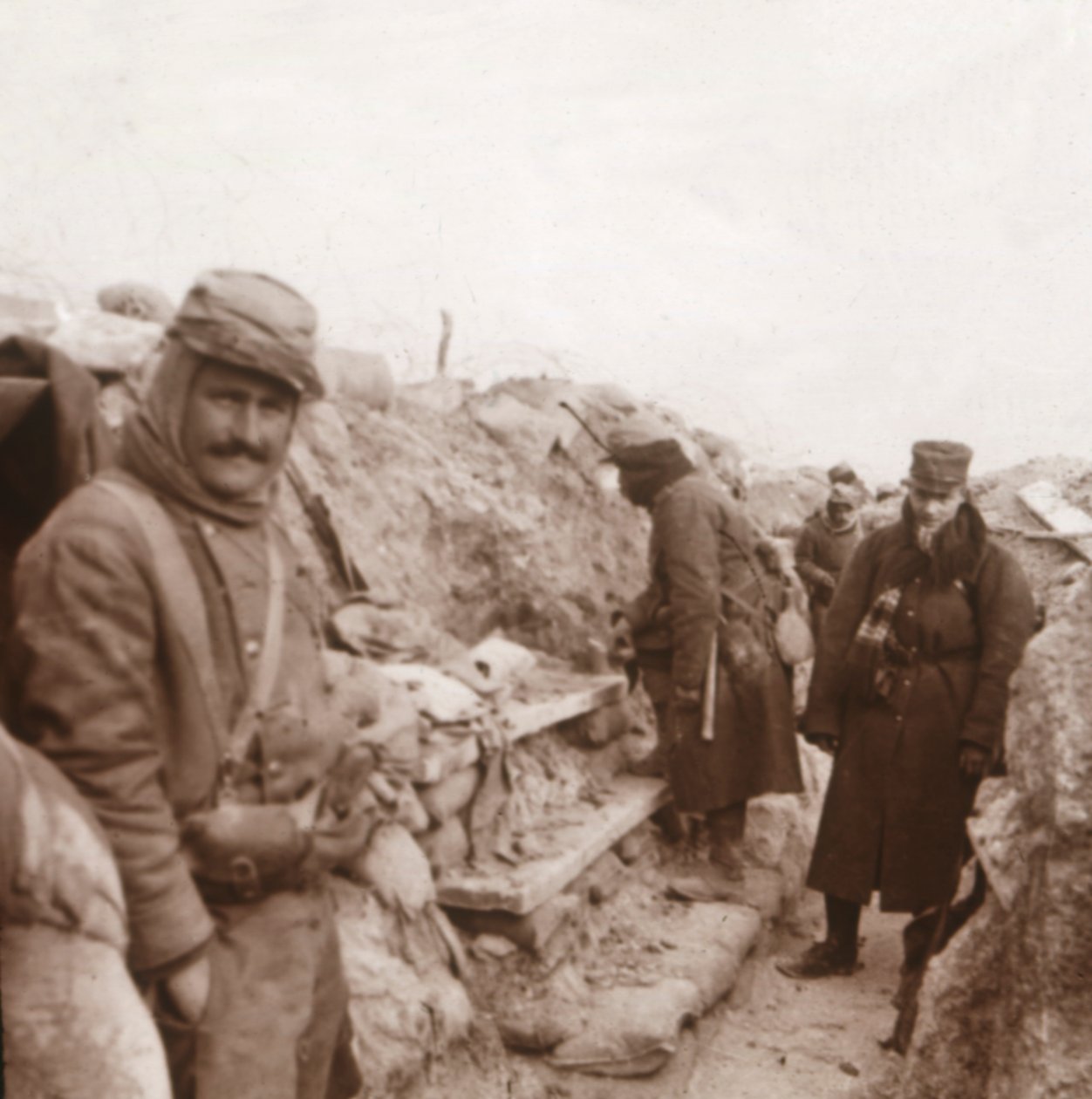 Franska soldater i skyttegravarna, Perthes, norra Frankrike, c1914-c1918 av Unbekannt