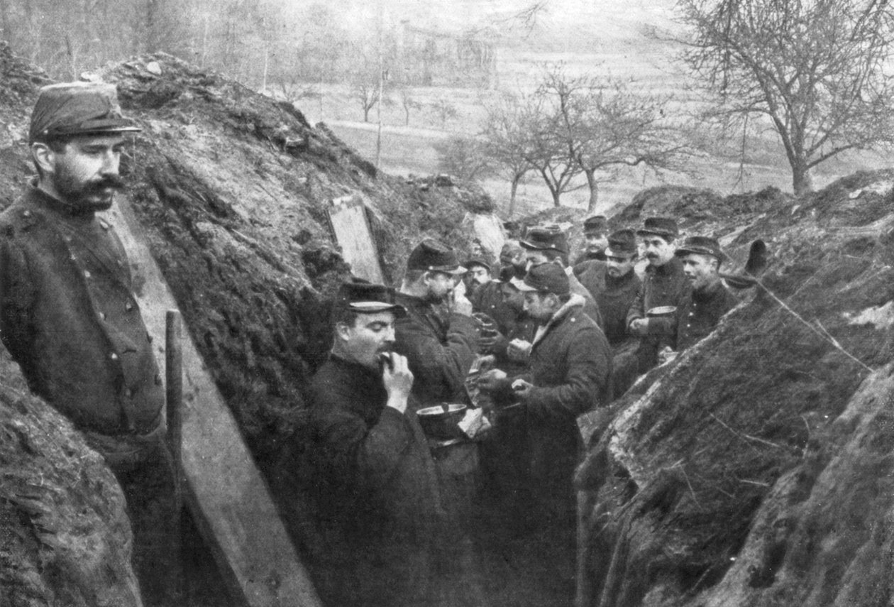 Franska soldater i skyttegravarna som äter sina ransoner, Frankrike, 1915 av Unbekannt