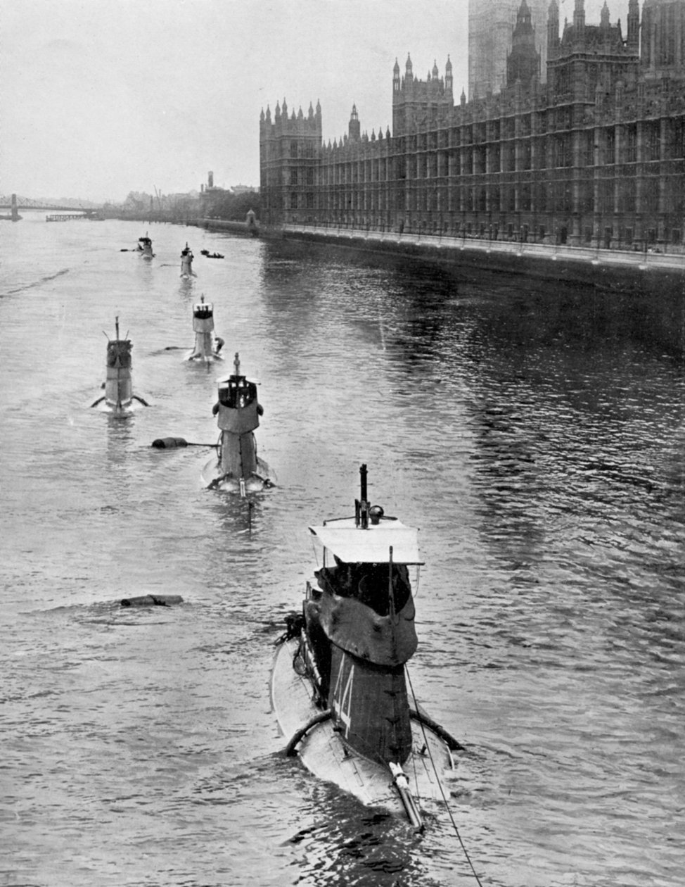 Franska ubåten Saphir Q44 och fem andra flyttade från Gravesend till London, juli 1909 av Unbekannt