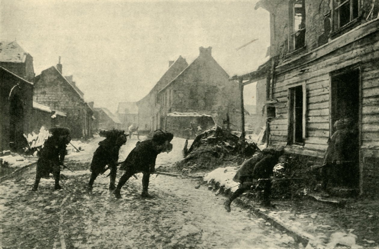 Franska trupper korsar en bygata under tysk eld, första världskriget, 1914-1915, c1920. av Unbekannt