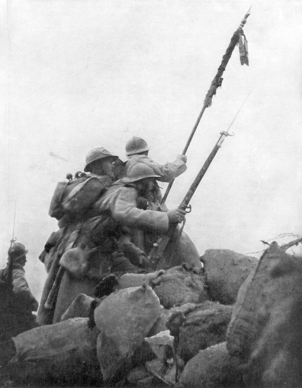 Franska trupper med sin regementsflagga, 2:a slaget vid Champagne, Frankrike, 25 september 1915 av Unbekannt