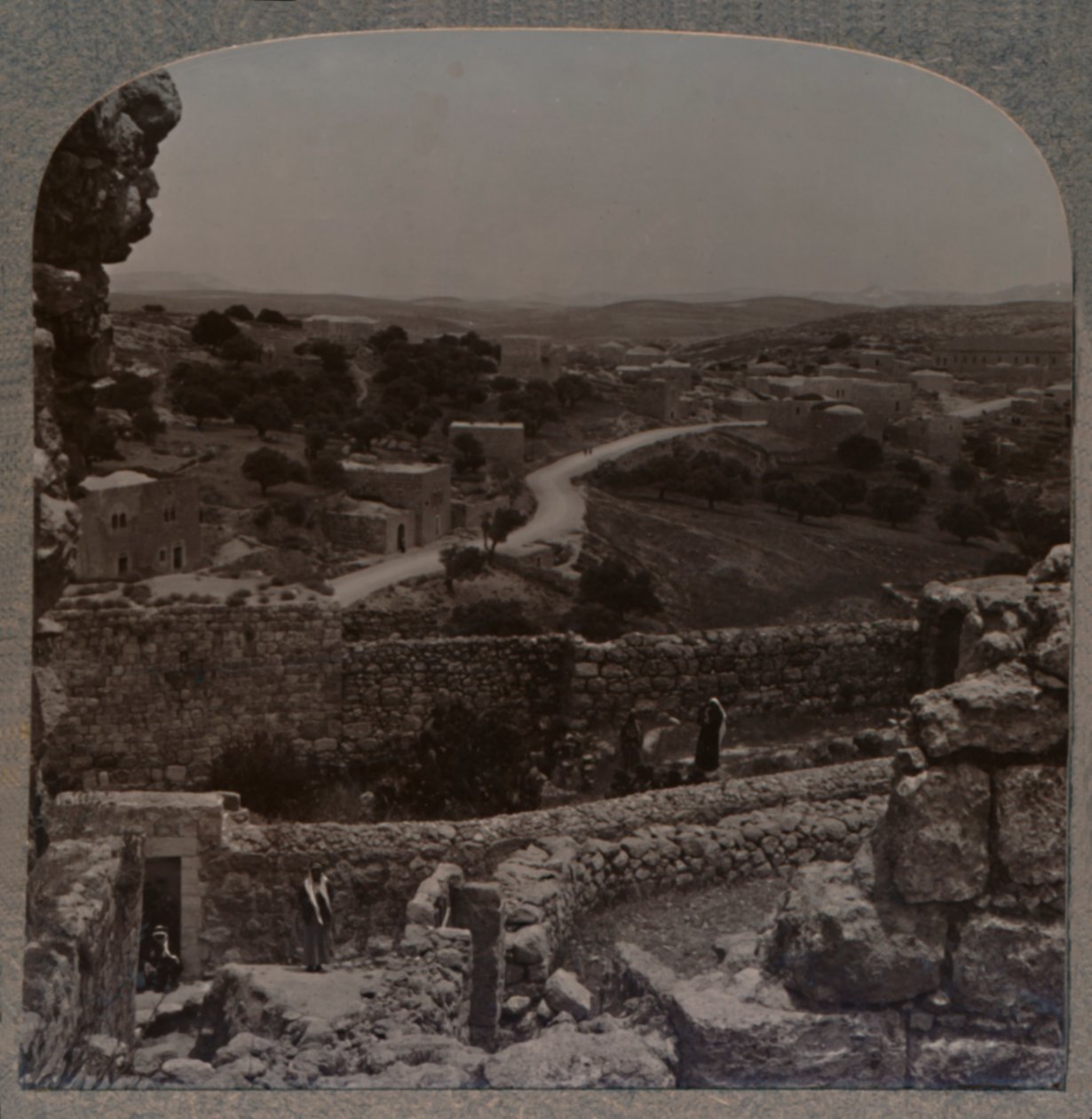 Från valvgång vid Simons hus till Lazarus hus, Bethany, c1900 av Unbekannt