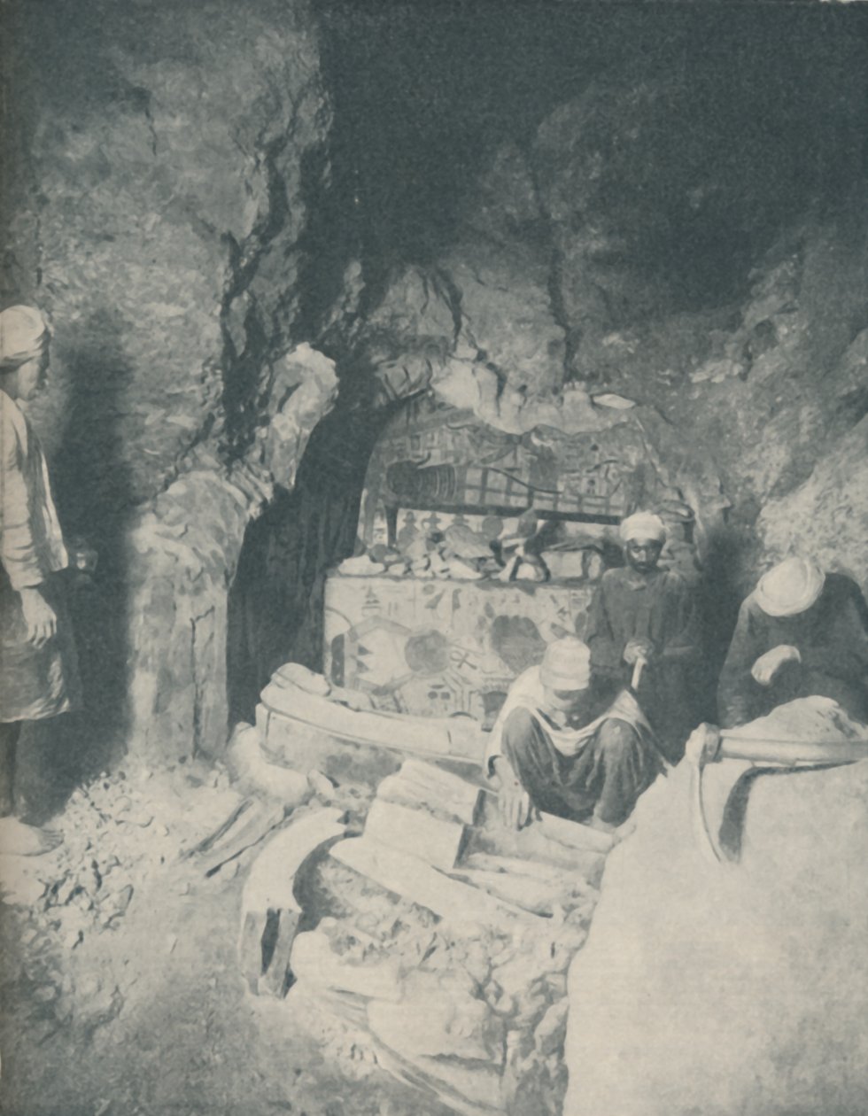 Begravningskammare där egyptiska mumier väntade på uppståndelse, c1935 av Unbekannt