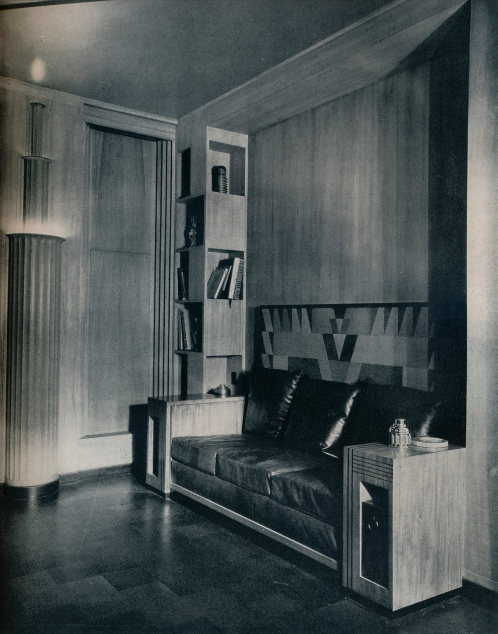 Möbler och inredning av ett privat kontor. Designad av Joseph Sinel, 1930 av Unbekannt