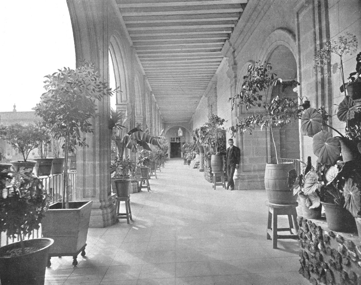 Gallery of the School of La Paz Vizcainas, Mexico City, Mexiko, c1900. av Unbekannt