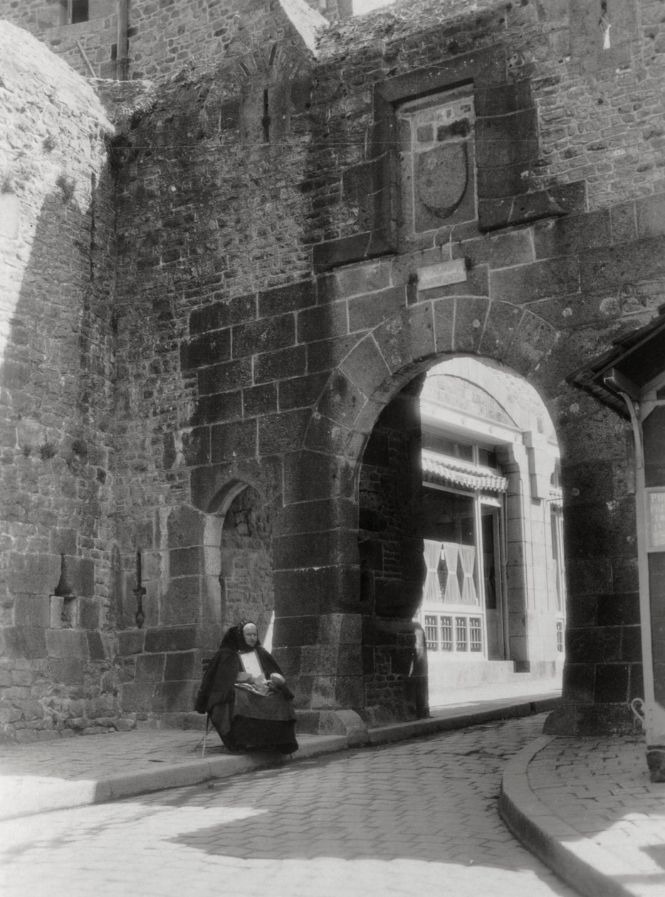 Port och ingång till den enda gatan i Mont St Michel, Normandie, Frankrike, 1900-talet av Unbekannt