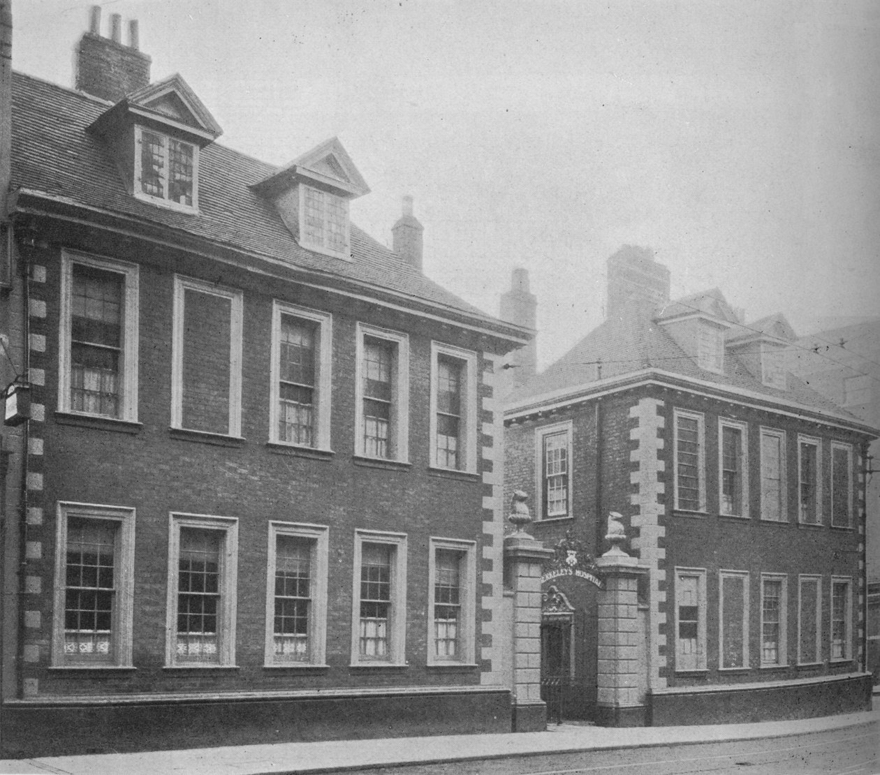 Gateway of Berkeleys Hospital, Worcester, Worcestershire, 1924. av Unbekannt