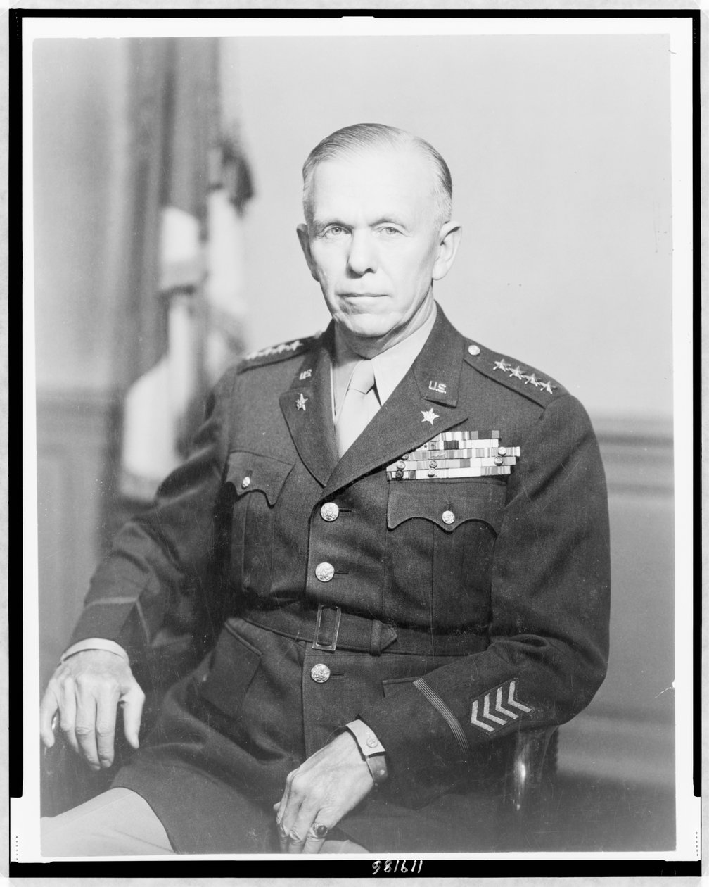 General George Catlett Marshall, halvlångt porträtt, sittande, vänd något åt vänster, i uniform, ca 1944 (s/v foto) av Unbekannt