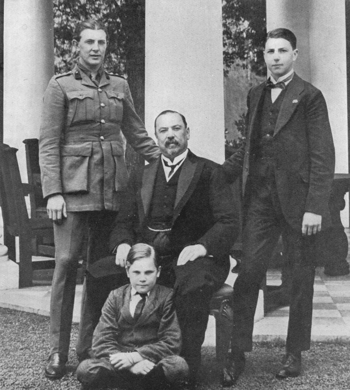 General Botha och hans tre söner, 1914 av Unbekannt