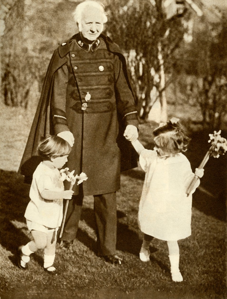 General Bramwell Booth med sina två barnbarn, 1929, 1935. av Unbekannt