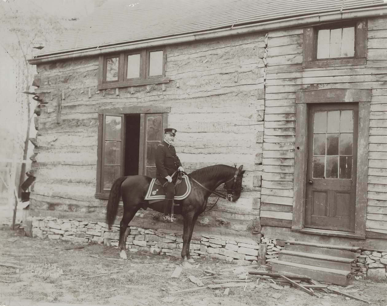 General Frederick Dent Grant on horseback in front of the cabin (Hardscrabble) built by his father, Ulysses S. Grant av Unbekannt