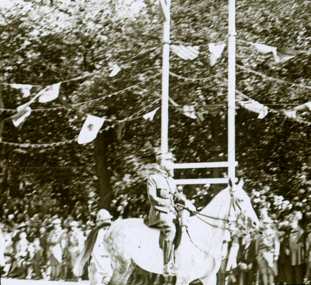 General Henri Gouraud vid en segerparad, c1918. av Unbekannt