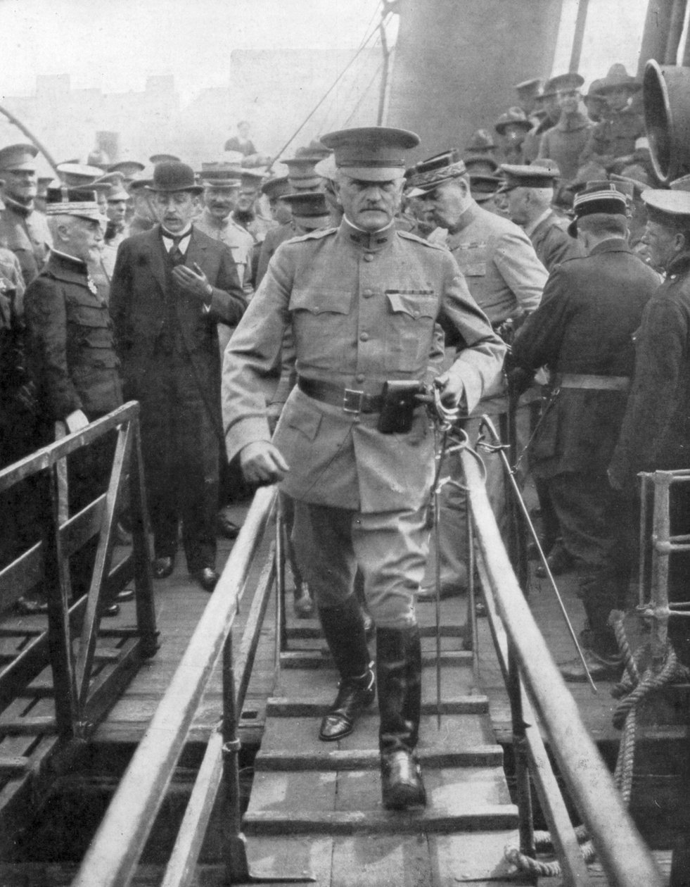 General John Joseph Black Jack Pershing anländer till Boulogne, juni 1917, 1926 av Unbekannt