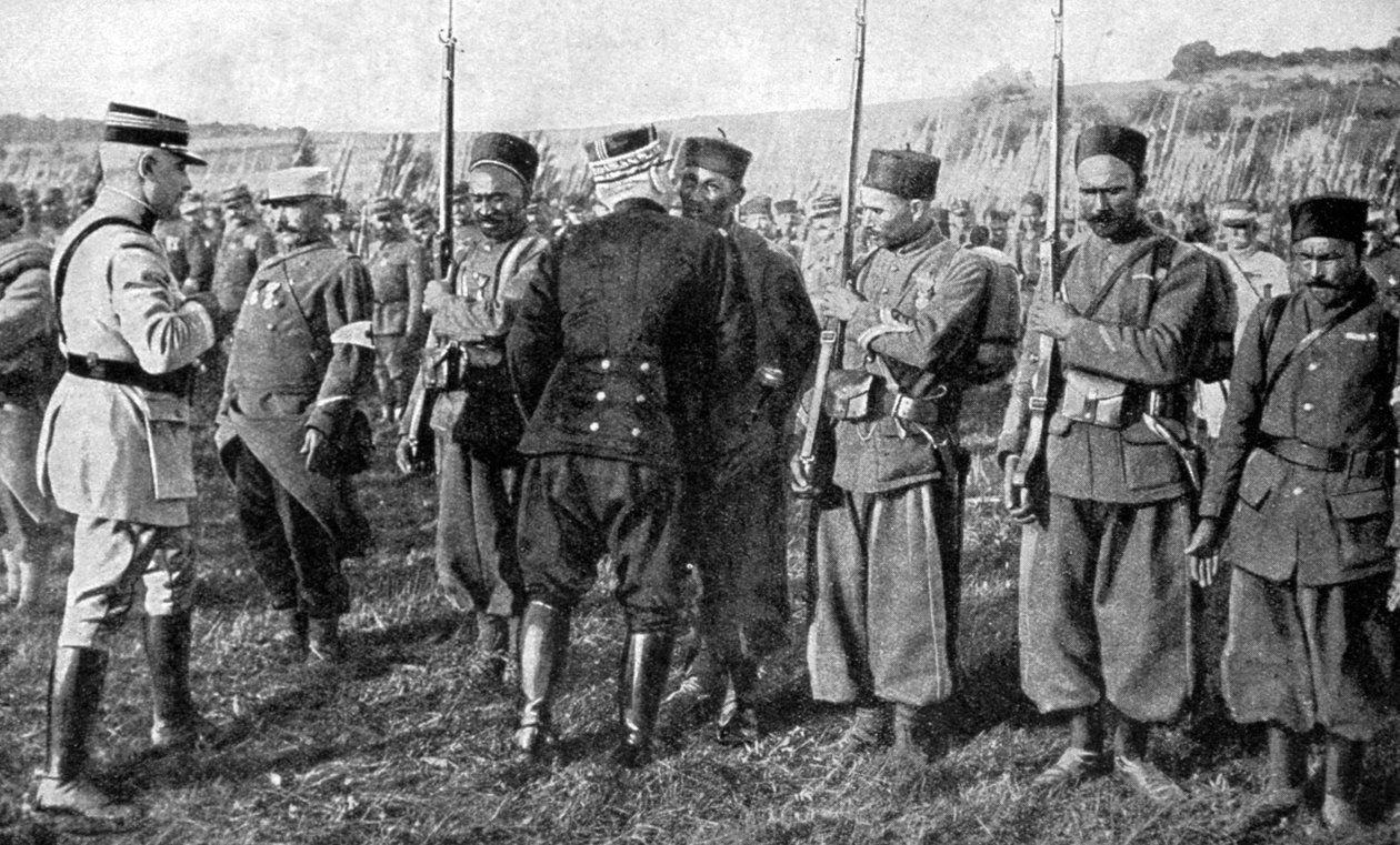 General Joseph Joffre delar ut medaljer, Alsace, Frankrike, 1915 av Unbekannt