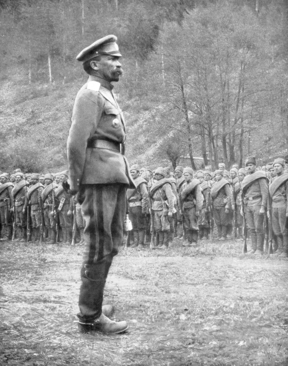 General Kornilov inspekterar ryska trupper, 1 juli 1917 av Unbekannt