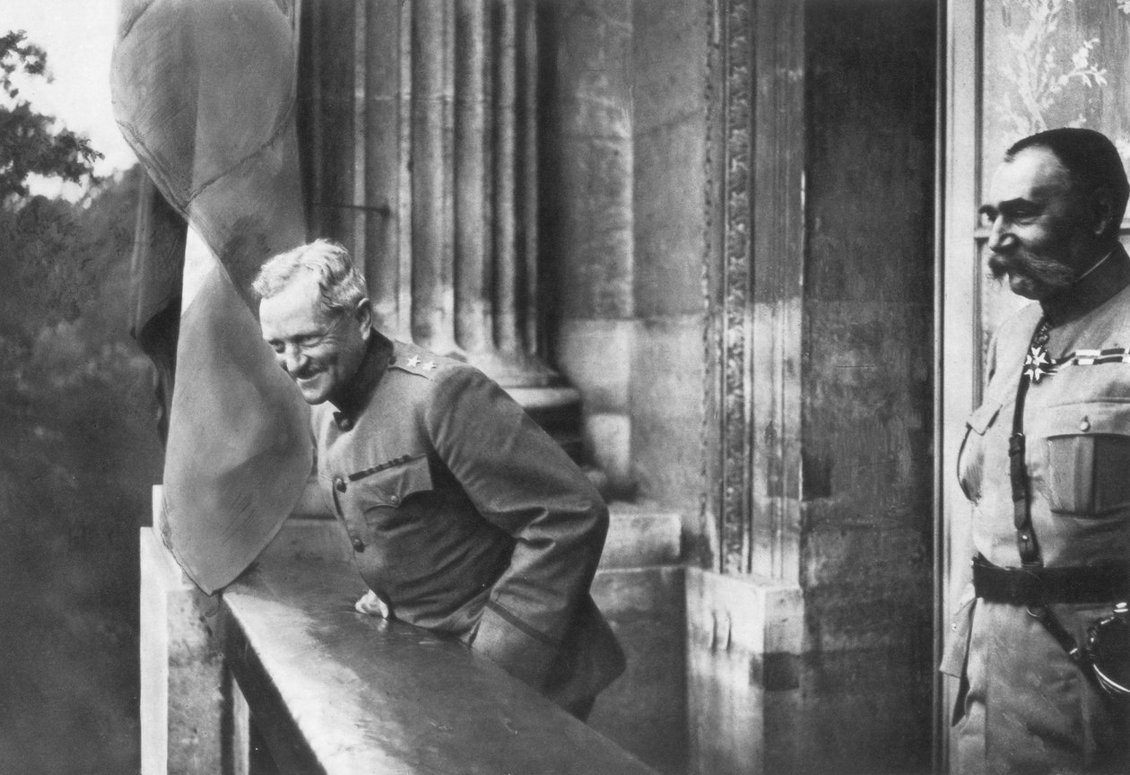 General Pershing på balkongen på Hotel Crillon, Paris, första världskriget, 1917 av Unbekannt