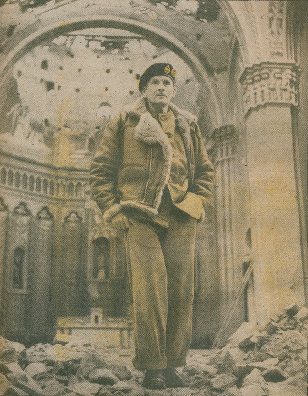 General Sir Bernard Montgomery, undersöker de skalrivna ruinerna av Fossacesia, 1944-1944 av Unbekannt