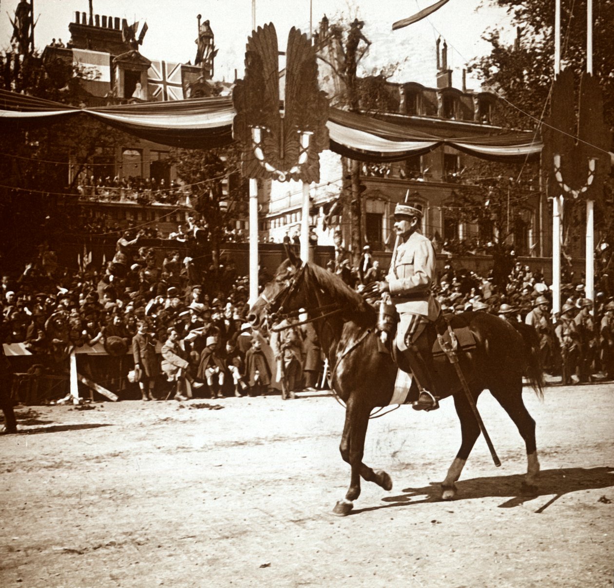 General Toulorge vid segerparaden, Paris, Frankrike, c1918-c1919 av Unbekannt