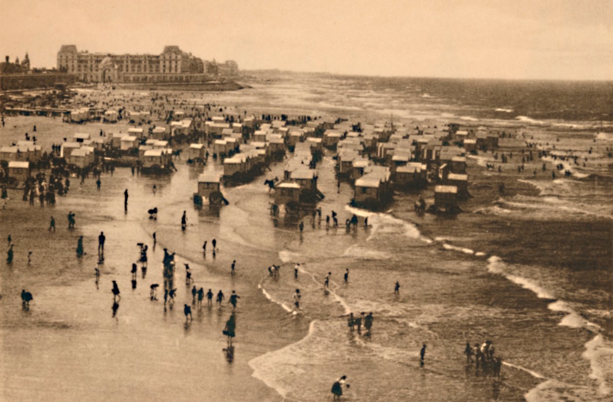 Allmän utsikt över stranden vid badtiden, c1928 av Unbekannt