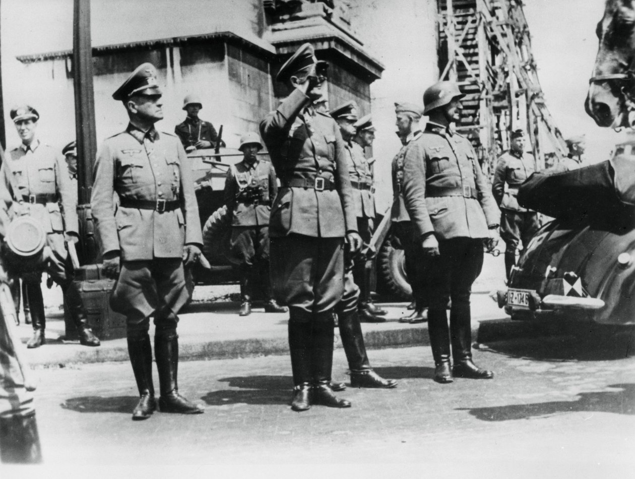 General von Bock hälsar tyska trupper som paraderar förbi Triumfbågen, Paris, 14 juni 1940 av Unbekannt