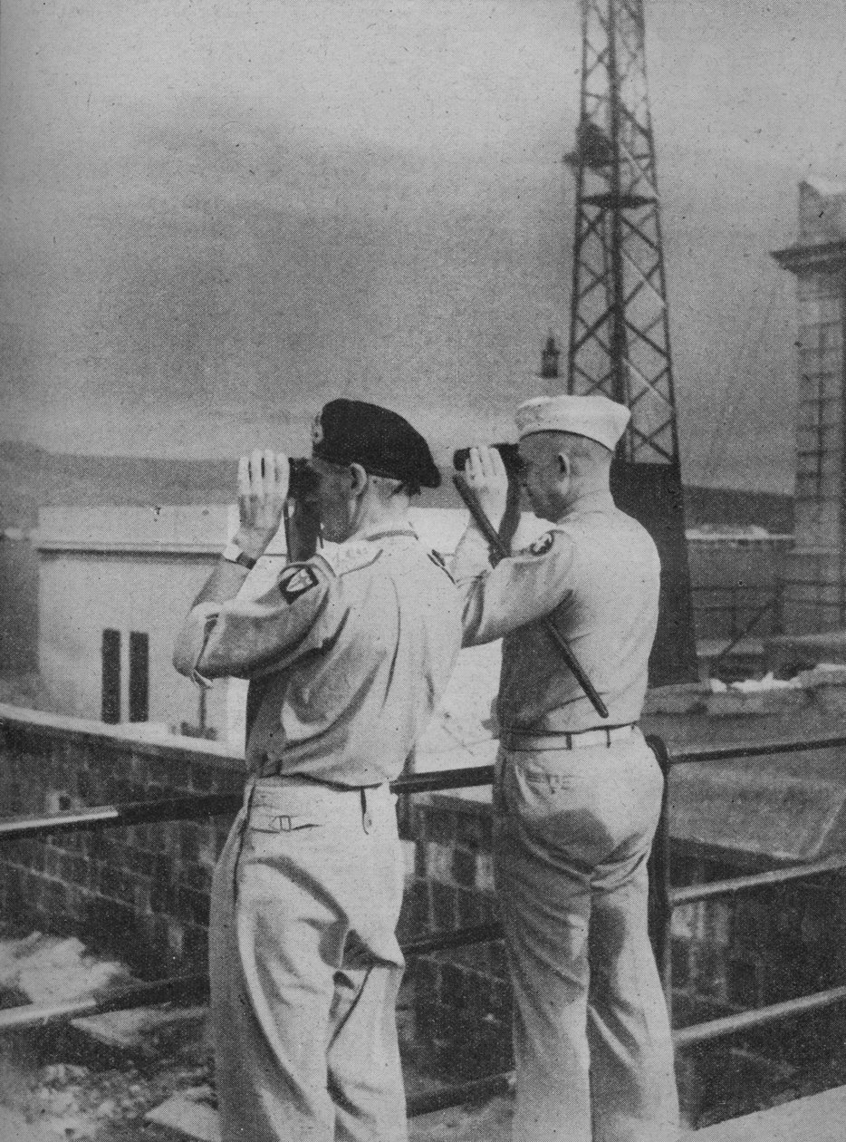 Generalerna Montgomery och Eisenhower utsikt från en balkong i Messina, det italienska fastlandet, 1943-44 av Unbekannt