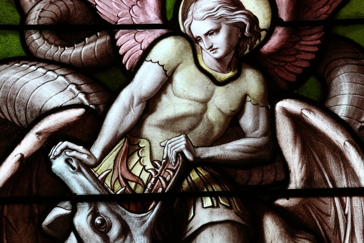 Genève, Genève, Schweiz, le 5/7/2015 - Basilica Notre-Dame i Genève. Fönster i målat glas. Ängel som kämpar mot Satan som en drake. av Unbekannt