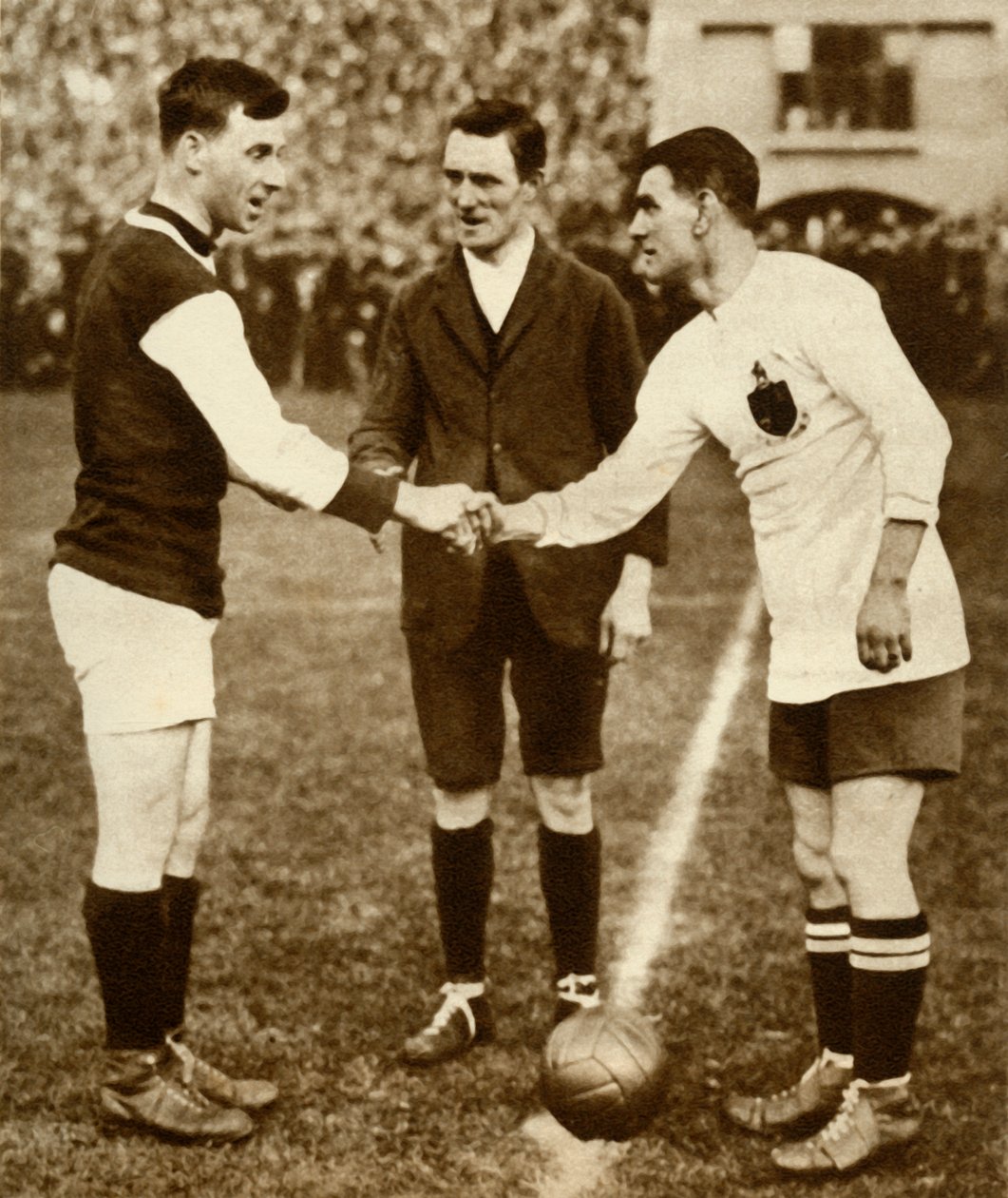 George Kay och Joe Smith före avspark, FA-cupfinal, Wembley Stadium, London, 1923, 1935. av Unbekannt