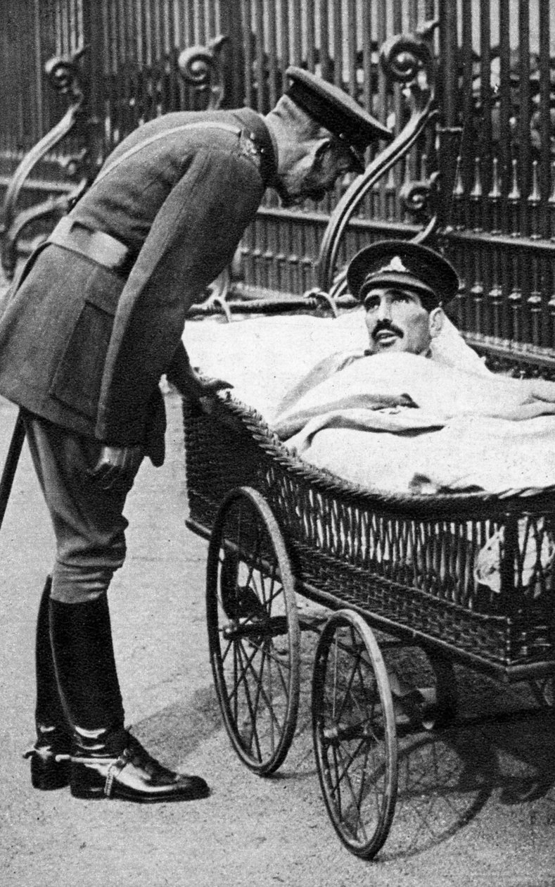 George V med en skadad soldat, 7:e bataljonen Sherwood Foresters, mars 1918 av Unbekannt