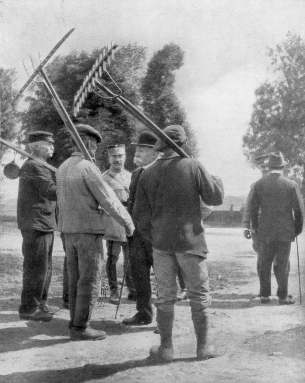 Georges Clemenceau pratar med bönder nära fronten, Chemin des Dames, Frankrike, 1918 av Unbekannt